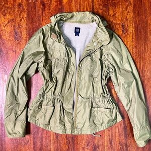 Olive green nylon/rayon rain windbreaker. The Gap . Sz L. . No stains , rips.